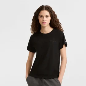 Klassisches T-Shirt, farblich abgestimmter Schriftzug auf der linken Brust