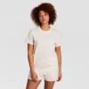 Klassisches T-Shirt, farblich abgestimmter Schriftzug auf der linken Brust