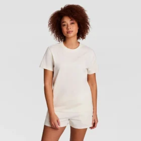 Klassisches T-Shirt, farblich abgestimmter Schriftzug auf der linken Brust