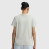 Klassisches T-Shirt, farblich abgestimmter Schriftzug auf der linken Brust