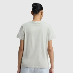 Klassisches T-Shirt, farblich abgestimmter Schriftzug auf der linken Brust