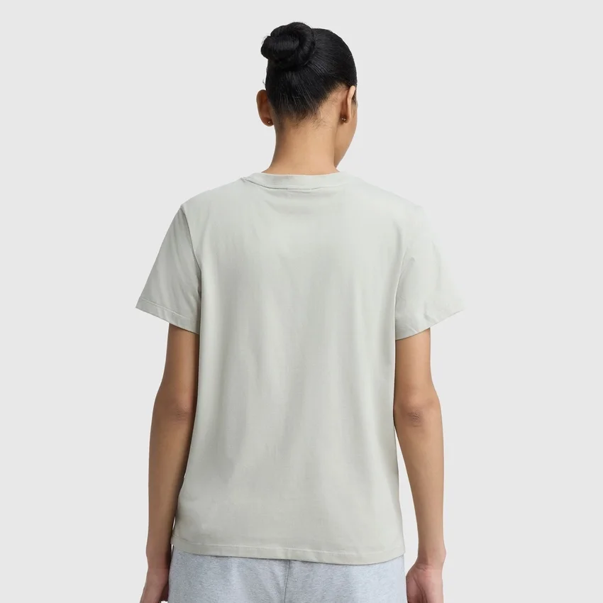 Klassisches T-Shirt, farblich abgestimmter Schriftzug auf der linken Brust