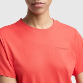 Klassisches T-Shirt, farblich abgestimmter Schriftzug auf der linken Brust