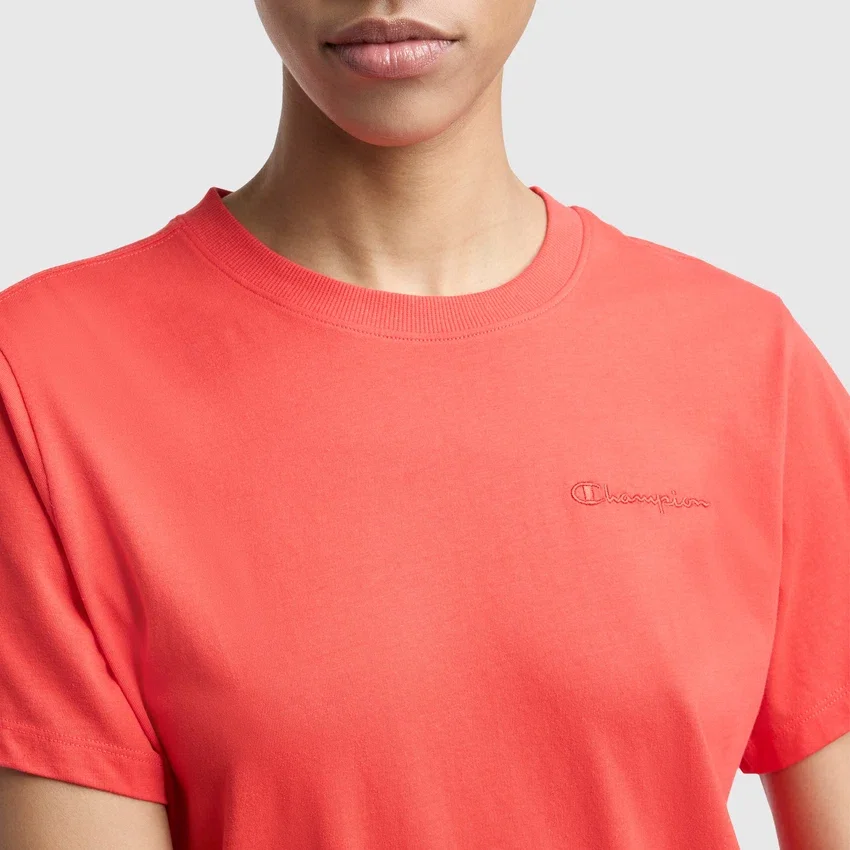 Klassisches T-Shirt, farblich abgestimmter Schriftzug auf der linken Brust
