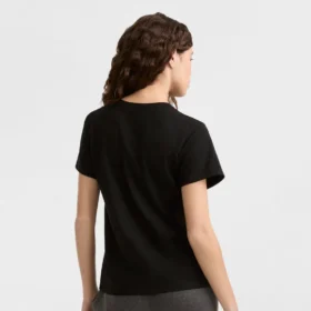 Klassisches T-Shirt, farblich abgestimmter Schriftzug auf der linken Brust