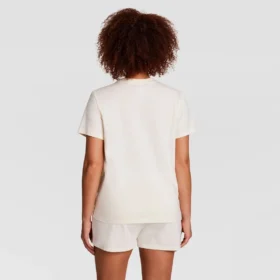 Klassisches T-Shirt, farblich abgestimmter Schriftzug auf der linken Brust