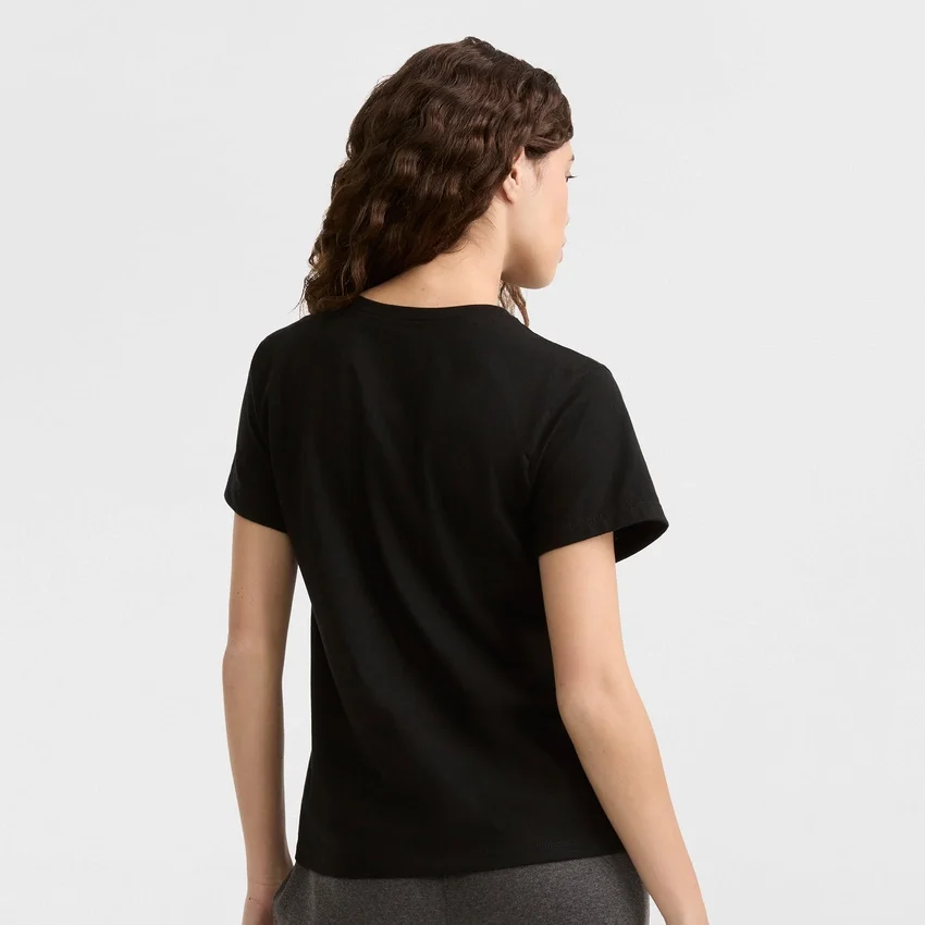 Klassisches T-Shirt, farblich abgestimmter Schriftzug auf der linken Brust