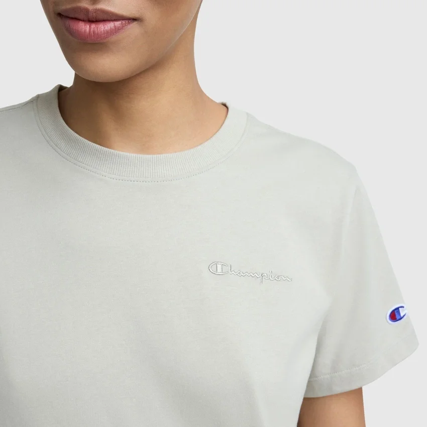 Klassisches T-Shirt, farblich abgestimmter Schriftzug auf der linken Brust