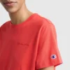 Klassisches T-Shirt, farblich abgestimmter Schriftzug auf der linken Brust