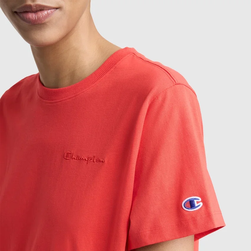 Klassisches T-Shirt, farblich abgestimmter Schriftzug auf der linken Brust