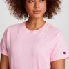 Klassisches T-Shirt, farblich abgestimmter Schriftzug auf der linken Brust