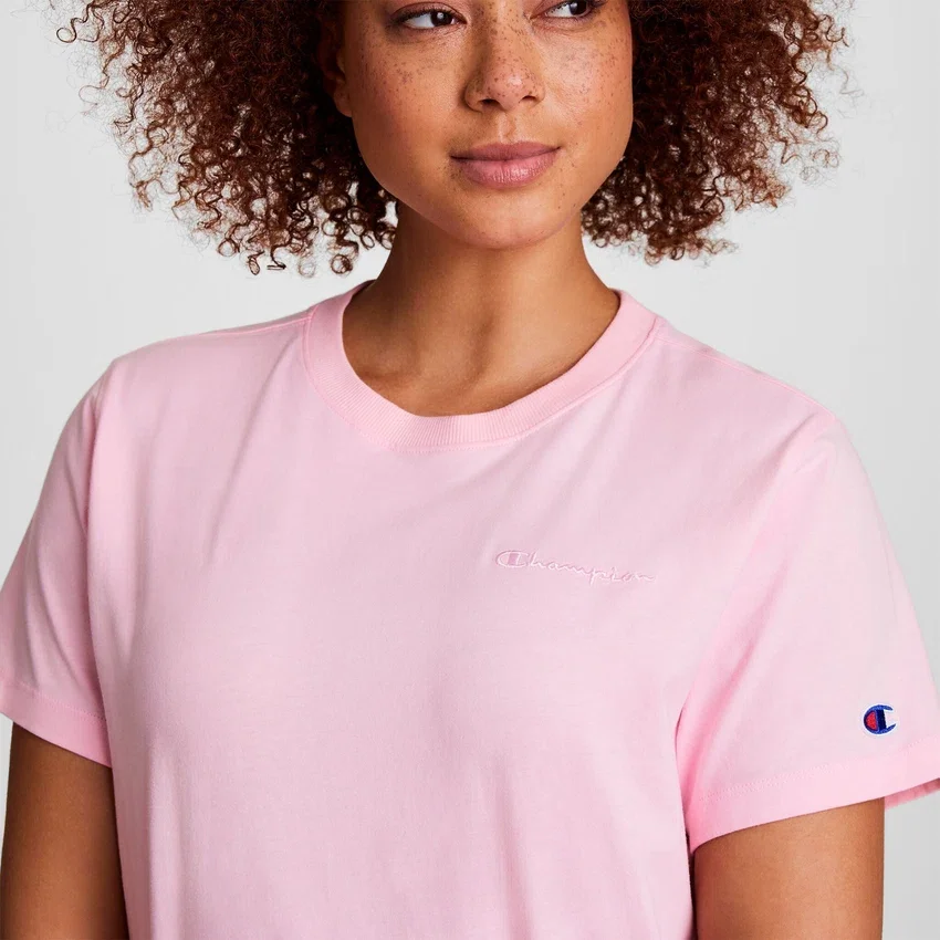 Klassisches T-Shirt, farblich abgestimmter Schriftzug auf der linken Brust