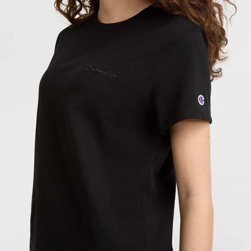 Klassisches T-Shirt, farblich abgestimmter Schriftzug auf der linken Brust