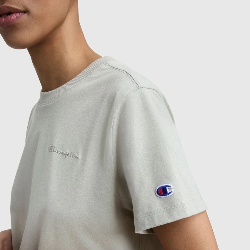 Klassisches T-Shirt, farblich abgestimmter Schriftzug auf der linken Brust